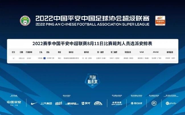 汉子往后退了一步，一手护着孩子，一边跟那屠夫讲理。